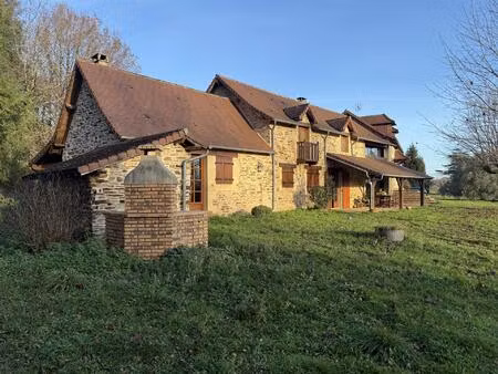 ensemble immobilier avec maison en pierre rénovée - potentiel gîte - 1 3 ha - dordogne