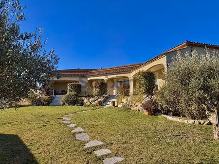 villa récente de plain pied sur 2800 m2 de terrain