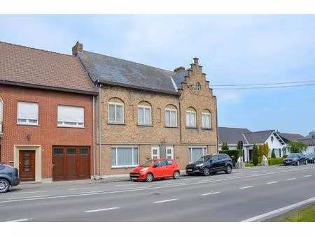 woning met 3 slaapkamers en ruime stadskoer.