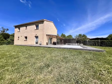 villa avec jardin et piscine