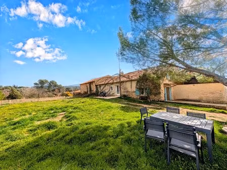 ancienne ferme avec piscine à grambois sur 6000m² de terrain.