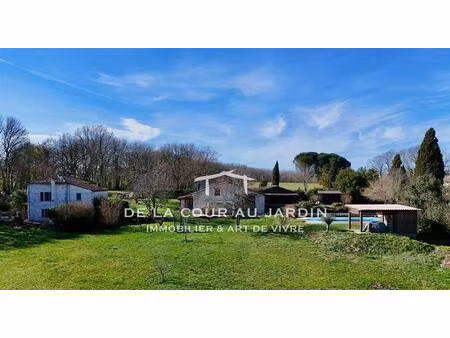 ensemble immobilier de caractére bien situé !