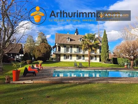 magnifique maison 300 m2  appartement indépendant  piscine et grand jardin.