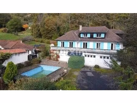 grande maison de famille avec piscine .