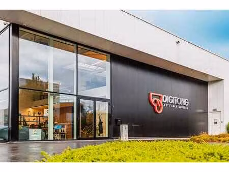 recent kantoorgebouw van 366m² te tongeren nabij e313.