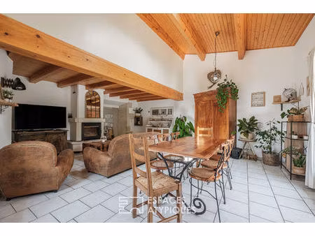 maison en pierre chargée d'histoire dans un cadre bucolique