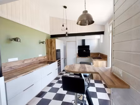 maison charentaise nichée dans un écrin de verdure de 10.000 m2  nombreuses dépendances  c