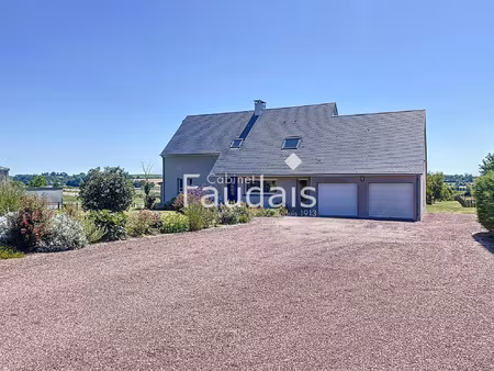 maison familiale avec piscine et grand jardin paysagé