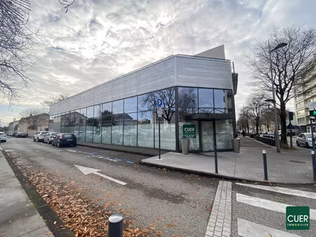 location local commercial 5 pièces