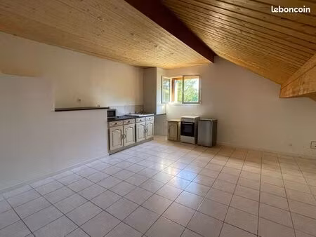 studio en partie mansardé