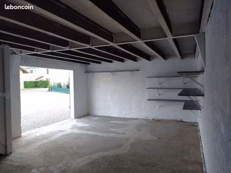 entrepôt 35m² avec grenier 57m² et parking