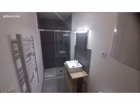 location studio refait à neuf non meublé