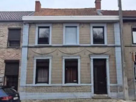 maison d'habitation 2 façades à rénover.