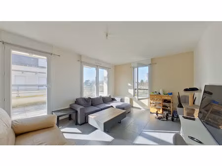 grand t2 avec terrasse de 15m² et place de stationnement en sous-sol.