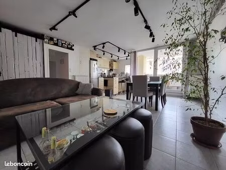 t3 rénové – terrasse – ascenseur – commerces au pied – fos-sur-mer