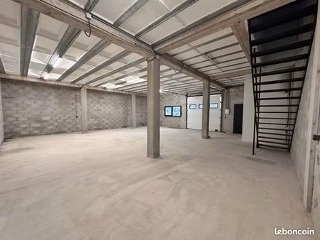 local de stockage avec bureaux