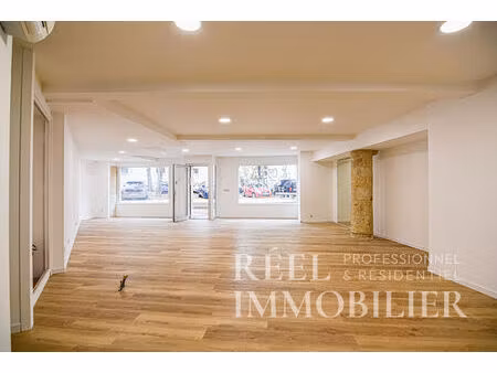 local commercial avec vitrines - emplacement en coeur de ville