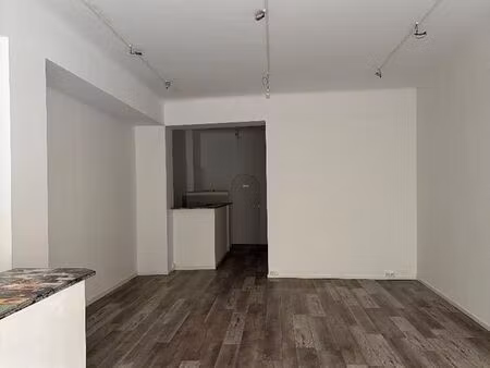 local professionnel - 67 m2 - pelissanne