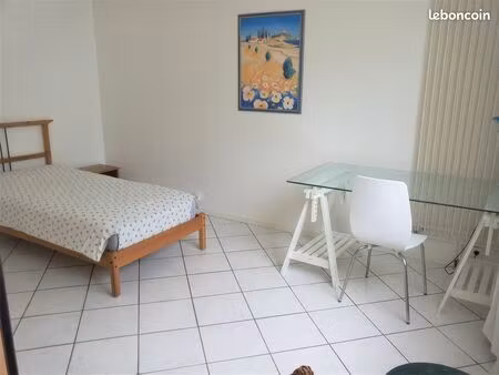 chambre meublée à louer dans un appartement calme  sans vis à vis à bordeaux-bruges