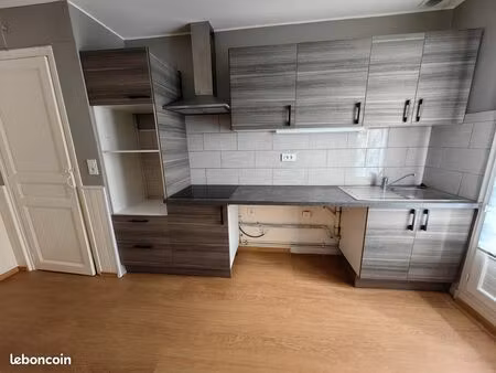 t3 lumineux 72 m² traversant ancien rénové