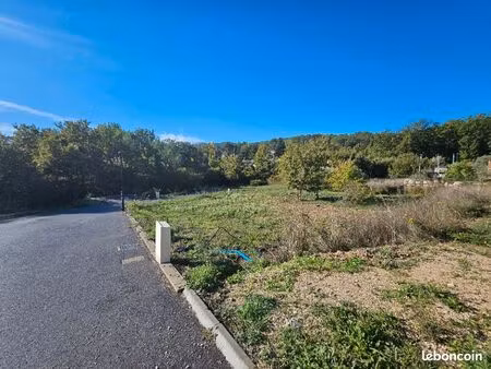 terrain 610 m² greasque