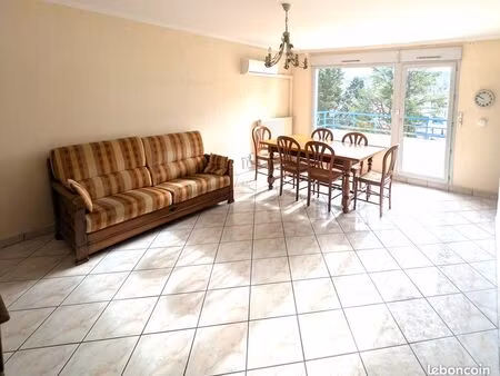 bel appartement t4 très lumineux avec place de stationnement et grand garage fermé