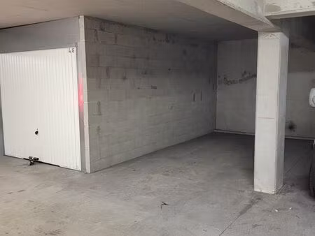 place de stationnement dans parking couvert securise