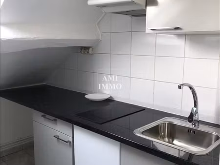 idéalement placé à proximité du rer c  d'un arrêt de bus et