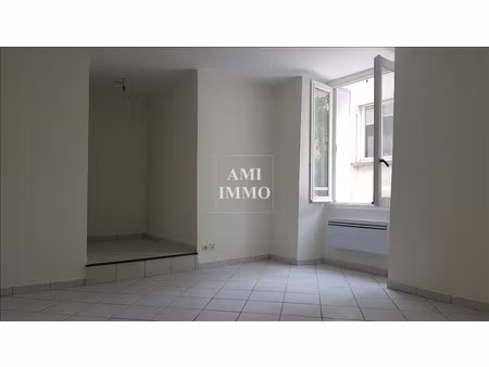 en centre-ville de bièvres  avec commerces et transports à p