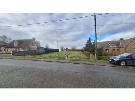 superbe terrain à vendre dans un environnement calme.