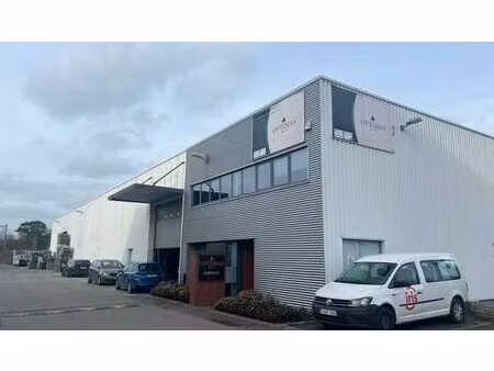 petit entrepôt avec bureaux à louer à the loop à gand.