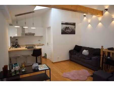 lumineux studio meublé situé au centre ville d'arlon