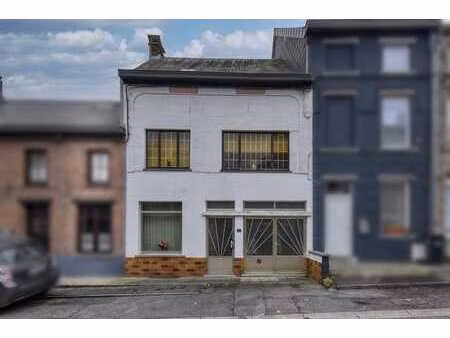 maison de caractère avec petit garage et jardin.