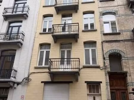 une maison à 4 étages avec dépendances et cour