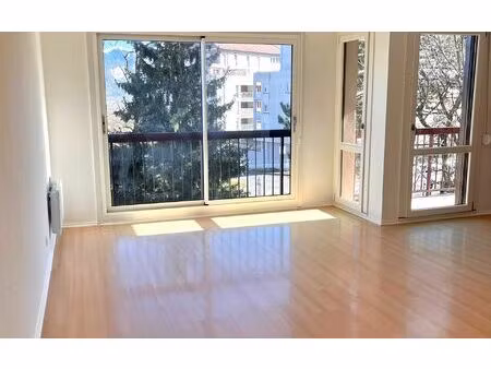location appartement  m² t-3 à la roche-sur-foron  1 050 €