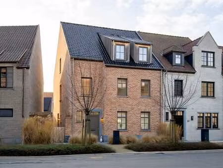 spacieuse maison semi-ouverte avec jardin agréable et gar...