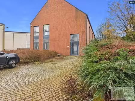 superbe surface polyvalente située à 3 min de la e411