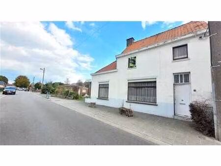 maison semi mitoyenne située au calme avec jardin et garage.
