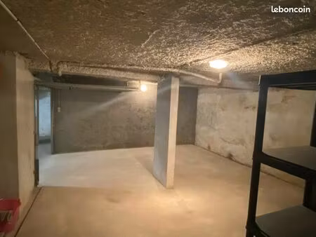 parking fermé / 32m2 / particulier