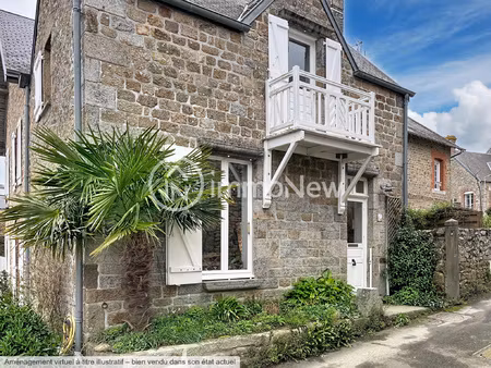 une maison en pierres dans le bourg de carolles