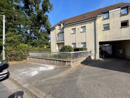 arret de bus au pied de l'immeuble - gare en 10 min