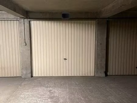 2 avenue roberto rossellini  vend 1 box fermé  24000  libre de suite