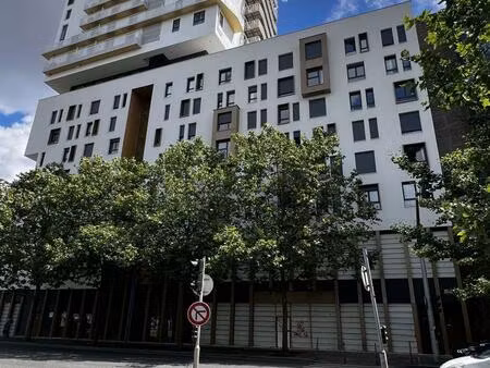 location local d'activités 968 m²