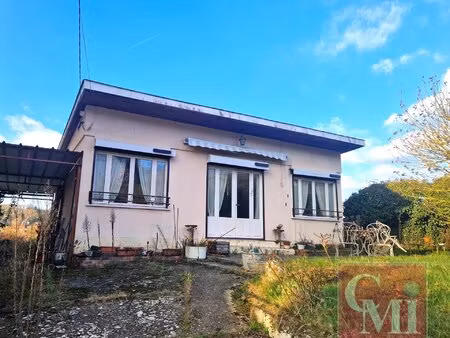 maison de plain-pied édifiée sur un terrain de 1 220 m²  offrant un cadre de vie calme et 