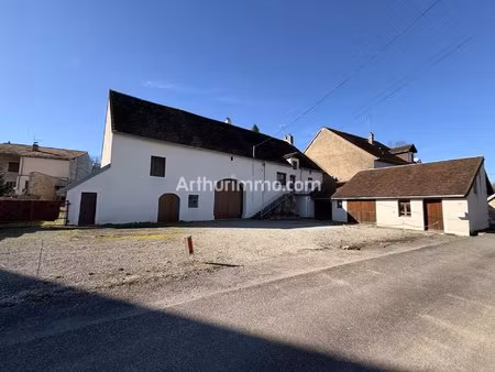 corps de ferme en pierre – 4 800 m² de terrain – 250 m² de dépendances