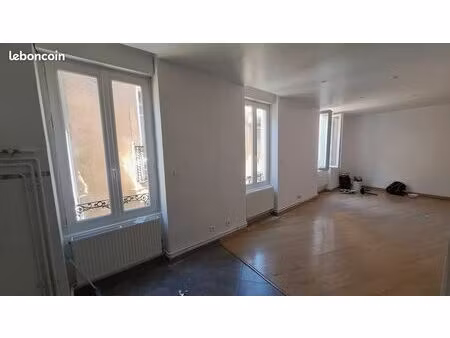 beau t3 ( 2chambres plus bureau) à 50m de la mairie et des halles