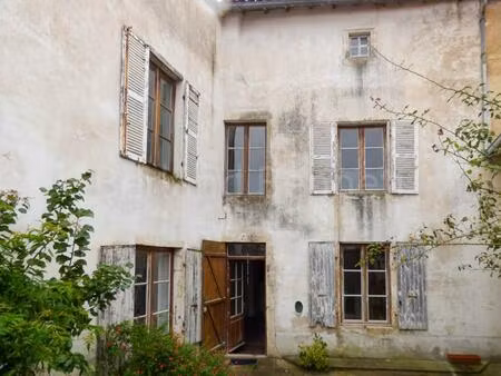 maison de caractère en centre ville avec cour et dépendances