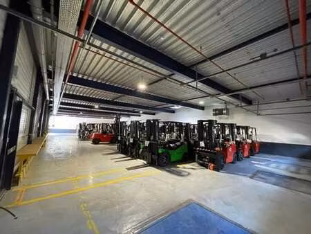 espace logistique 550 m² avec quais de chargement