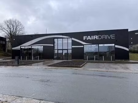 à louer : bâtiment commercial de 1 192 m² avec grand parking