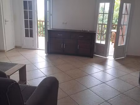 haut de villa propre et lumineux avec accès jardin